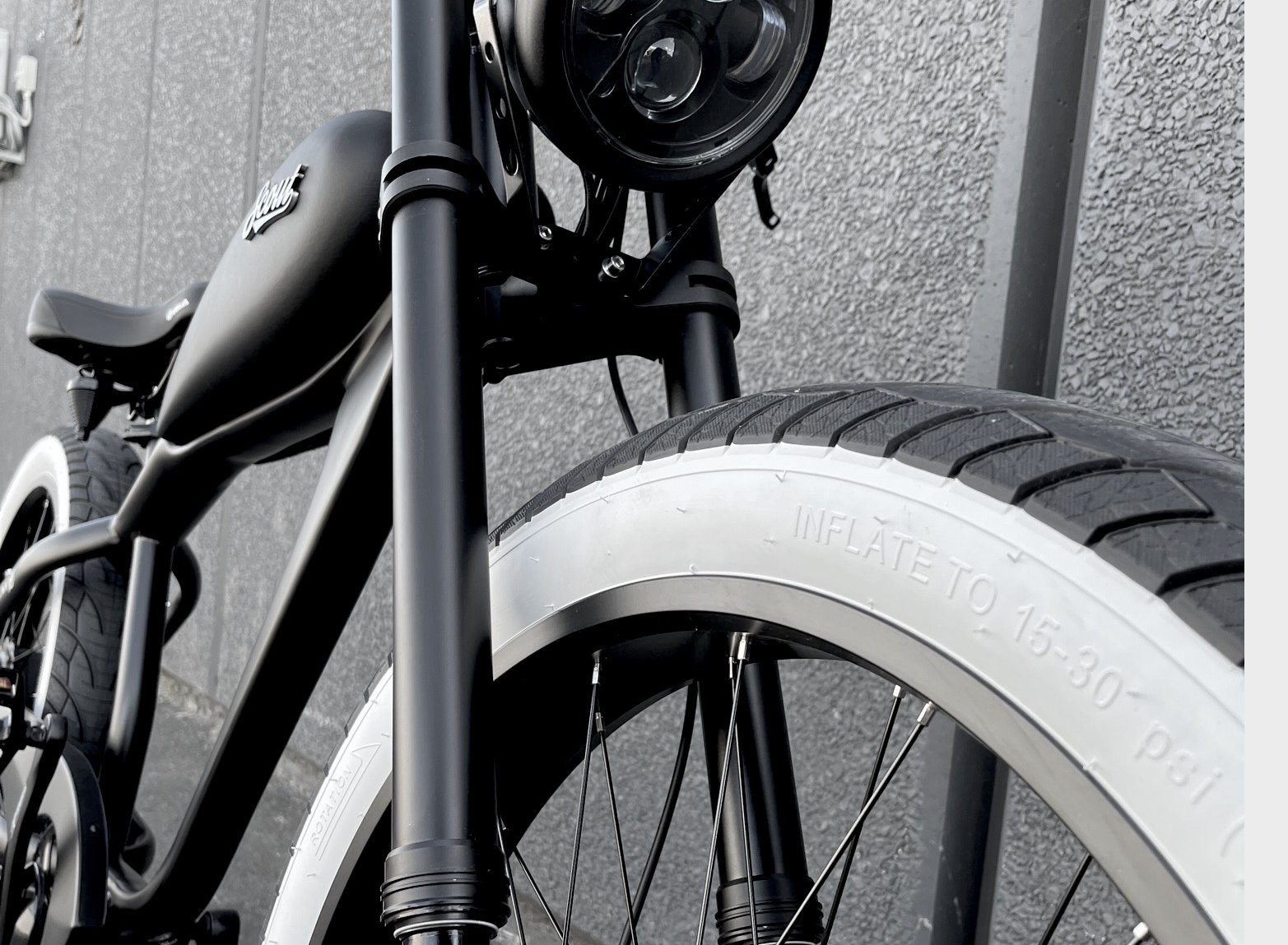 The Scout Electric Motorbike from Boostbikes pays homage to track motorcycles of the early 1900s with fat tyres for on or off road, forest tracks, beaches and boardwalks