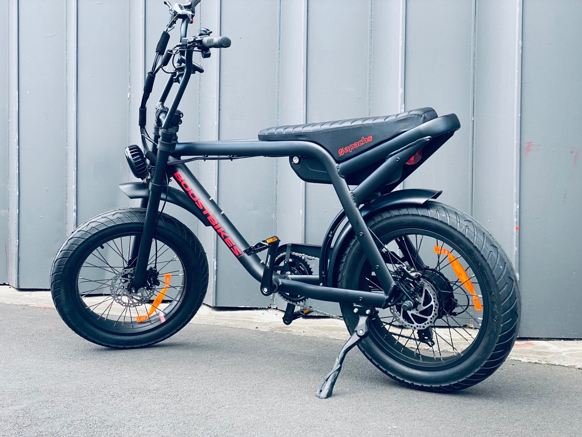 The Apache Electric Bike combines a great look, a comfortable riding position with quality components and manufacturing. From Boostbikes