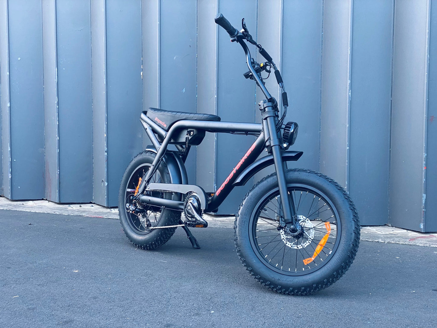 The Apache Electric Bike combines a great look, a comfortable riding position with quality components and manufacturing. From Boostbikes 