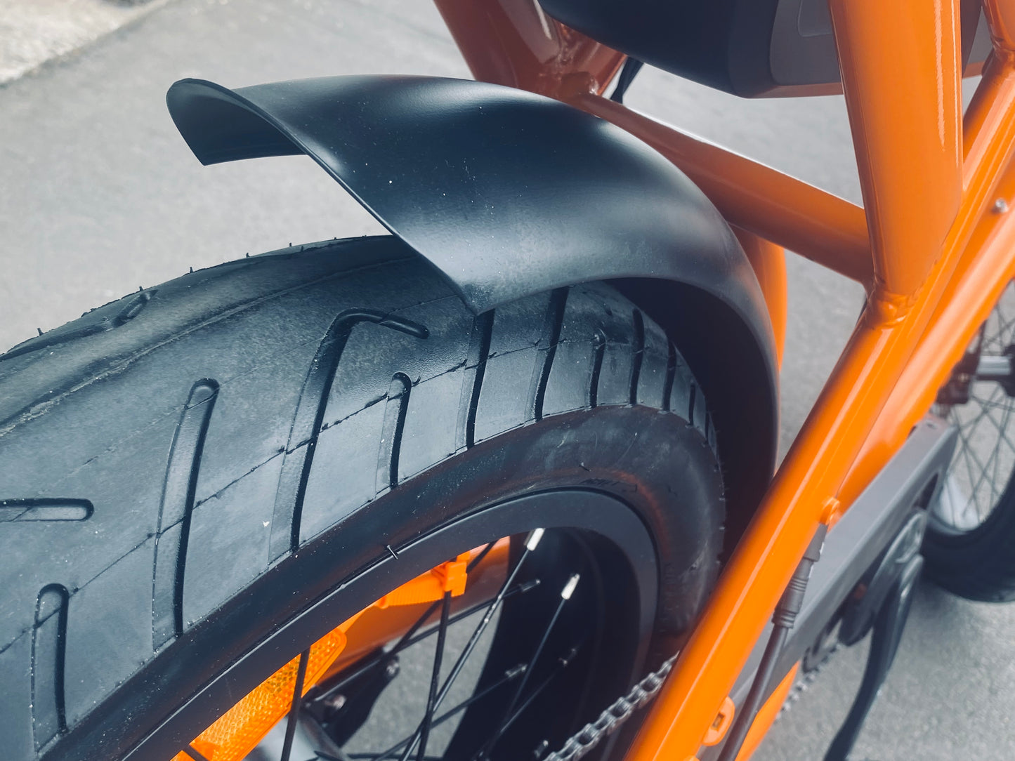 Apache Electric Bike, Modern yet retro 20" fat tyre ebike with performance and packed with features in true SUPER 73 style from Boostbikes. With super smooth kenda street tyres.