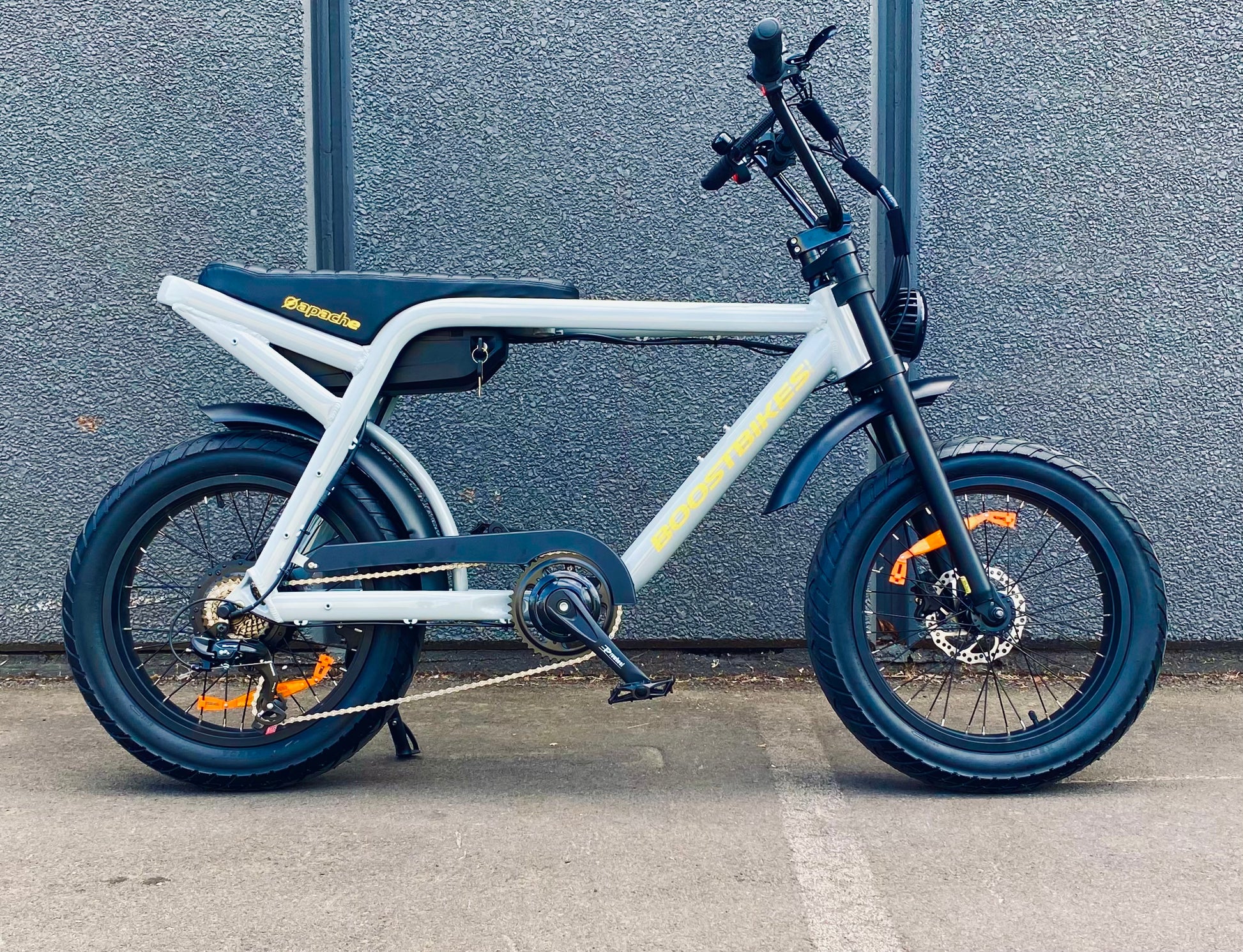 Apache 20 x 4 fat tyre ebike. With SUPER 73 style.
