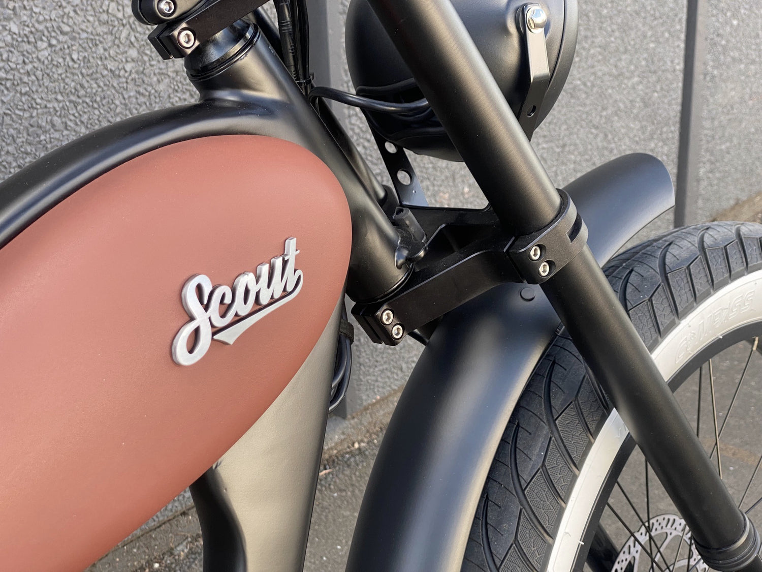 Th Scout Electric Motorbike from Boostbikes pays homage to track motorcycles of the early 1900s with fat tyres for on or off road, forest tracks, beaches and boardwalks